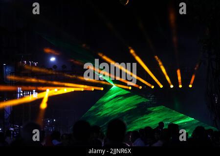 Eine Nahaufnahme von Menschen, die auf einer Laser Light Show in Pune tanzen Stockfoto