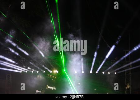 Eine Nahaufnahme von Menschen, die auf Laser tanzen eine Lichtshow in Pune Stockfoto