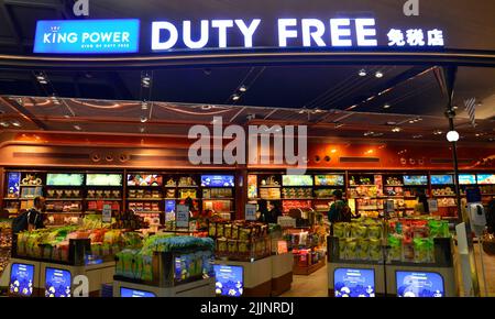 Außenansicht oder Fassade eines Duty-Free-Shops, Stores oder Einzelhandelsgeschäften am internationalen Flughafen New Bangkok oder am Flughafen Suvarnabhumi in Bangkok, Thailand, Asien. Stockfoto