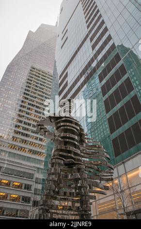 Eine vertikale Aufnahme der Guardians-Skulptur in einem niedrigen Winkel von Wolkenkratzern, New York City, New York, USA Stockfoto