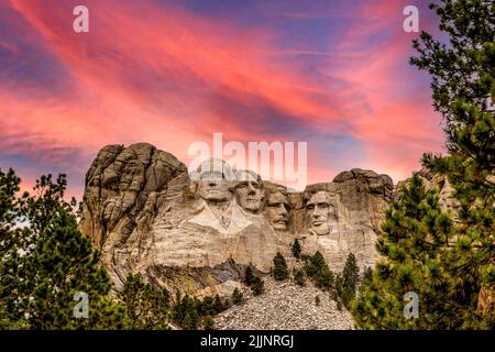 Ein malerischer Blick auf das Mount Rushmore National Memorial in der Black Hills Region, South Dakota bei Sonnenuntergang Stockfoto