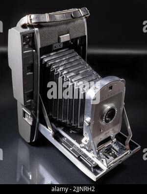 Eine vertikale Nahaufnahme einer alten Polaroid Modell 150 Landkamera in London, Großbritannien Stockfoto