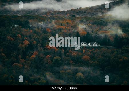 Die Wolken über der Stadt North Conway, New Hampshire, im Herbst Stockfoto