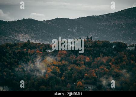 Die Wolken über der Stadt North Conway, New Hampshire, im Herbst Stockfoto