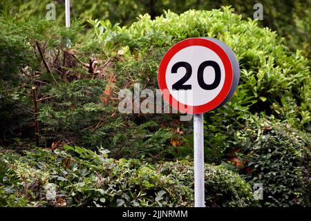 Straßenschild mit einer Geschwindigkeitsbegrenzung von 20 km/h bei der Annäherung an ein Wohngebiet Stockfoto