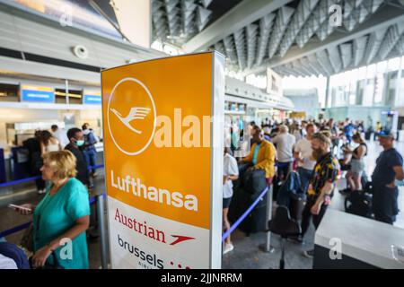 27. Juli 2022, Hessen, Frankfurt/Main: Ein Schild mit der Aufschrift „Lufthansa“ am Frankfurter Flughafen. Foto: Frank Rumpenhorst/dpa Stockfoto