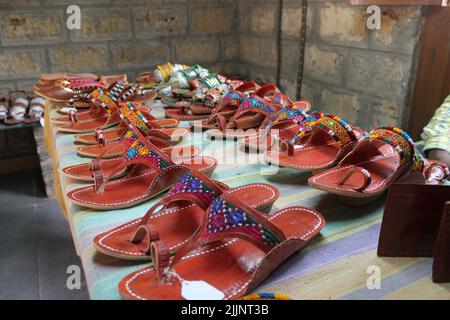 Eine lokal hergestellte Sandale, die auf einem Tisch auf dem lokalen Markt zu sehen ist Stockfoto