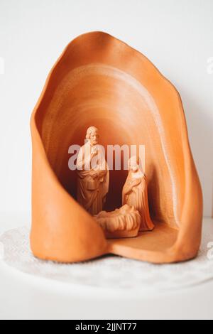 Vertikale Aufnahme der hölzernen Statue der Geburt von jesus Stockfoto