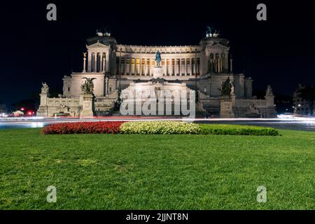 Eine schöne Aussicht auf das Nationaldenkmal Victor Emmanuel II bei Nacht Stockfoto
