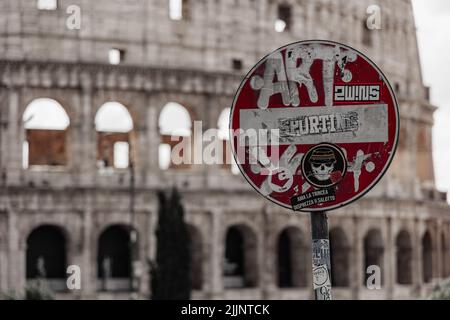 Eine Nahaufnahme des No-Enter-Zeichens mit Klebeaufklebern in einem Rom