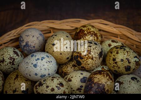 Eine Nahaufnahme von Wachteleiern in einem Korb Stockfoto
