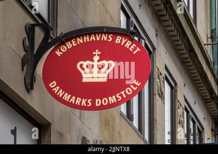 Rotes Zeichen der Københavns byret Danmarks domstole, Kopenhagen, 27. Juli 2022 Stockfoto