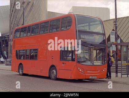 Salford, Großbritannien - 2022. Juni: Ein Doppeldeckerbus für den Tram-Ersatzdienst an der Haltestelle MediaCityUK. Stockfoto