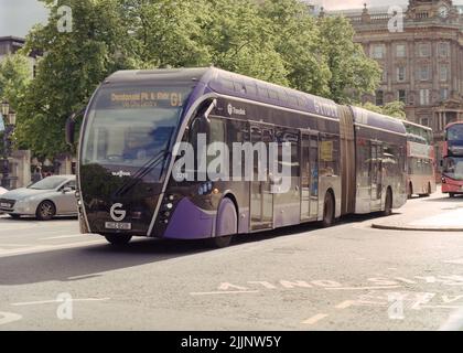 Belfast, Großbritannien - 3. Juli 2022: Ein von Translink betriebener Stadtbus (Van Hool ExquiCity 18) am Donegall Square. Stockfoto