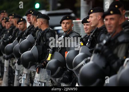 Mehrere hundert Bürger versammelten sich vor dem Büro des Hohen Vertreters (OHR) in Sarajevo, wo sie derzeit den Verkehr blockieren. In den letzten zwei Tagen wurden Proteste gegen die Maßnahmen abgehalten, die nach Ansicht vieler die Bürger von Bosnien und Herzegowina weiter Spalten werden und mehreren Parteien am 27. Juli 2022 das Monopol über das Wahlsystem in Sarajevo, Bosnien und Herzegowina, eingewähren werden. Foto: Armin Durgut/PIXSELL Stockfoto