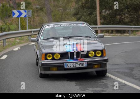 Klassischer BMW E24 auf einer asphaltierten Straßenrallye Stockfoto