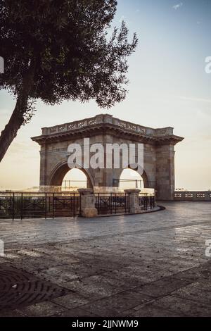 Eine vertikale Aufnahme von Saint Remy bastione bei Tageslicht Stockfoto