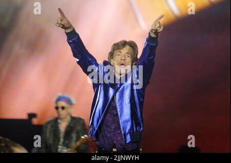 Gelsenkirchen, Deutschland. 27.. Juli 2022. Sänger Mick Jagger ist während eines Rolling Stones Konzerts in der Veltins Arena auf der Bühne. Quelle: Henning Kaiser/dpa/Alamy Live News Stockfoto