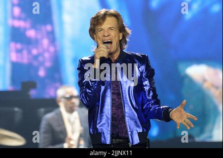 Gelsenkirchen, Deutschland. 27.. Juli 2022. Sänger Mick Jagger ist während eines Rolling Stones Konzerts in der Veltins Arena auf der Bühne. Quelle: Henning Kaiser/dpa/Alamy Live News Stockfoto