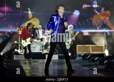 Gelsenkirchen, Deutschland. 27.. Juli 2022. Sänger Mick Jagger ist während eines Rolling Stones Konzerts in der Veltins Arena auf der Bühne. Quelle: Henning Kaiser/dpa/Alamy Live News Stockfoto