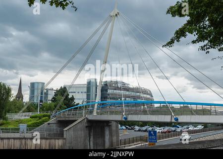 Fußgängerbrücke der Universität Northumbria über die zentrale Autobahn im Stadtzentrum Stockfoto