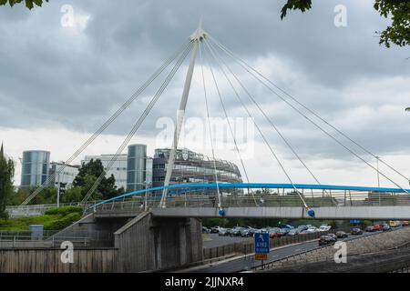 Fußgängerbrücke der Universität Northumbria über die zentrale Autobahn im Stadtzentrum Stockfoto