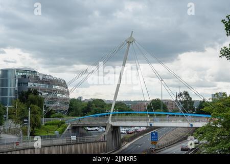 Fußgängerbrücke der Universität Northumbria über die zentrale Autobahn im Stadtzentrum Stockfoto