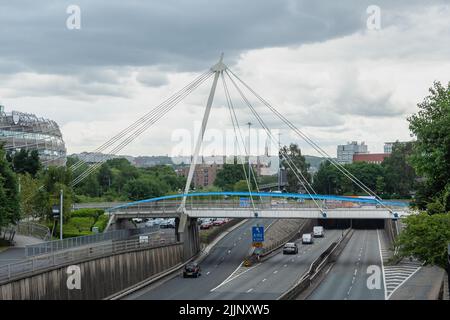 Fußgängerbrücke der Universität Northumbria über die zentrale Autobahn im Stadtzentrum Stockfoto