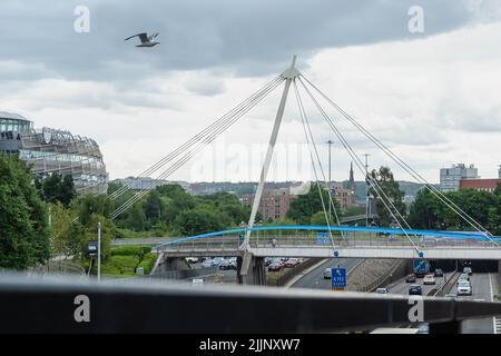 Fußgängerbrücke der Universität Northumbria über die zentrale Autobahn im Stadtzentrum Stockfoto