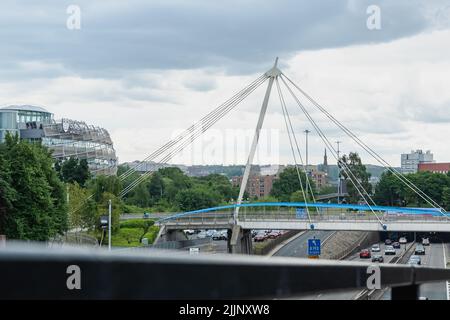 Fußgängerbrücke der Universität Northumbria über die zentrale Autobahn im Stadtzentrum Stockfoto