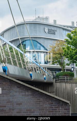 Fußgängerbrücke der Universität Northumbria über die zentrale Autobahn im Stadtzentrum Stockfoto