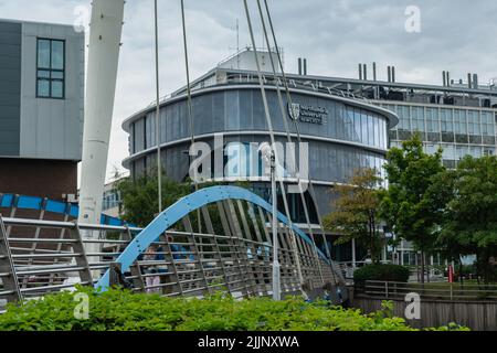 Fußgängerbrücke der Universität Northumbria über die zentrale Autobahn im Stadtzentrum Stockfoto