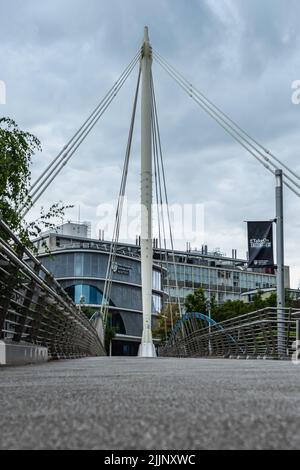 Fußgängerbrücke der Universität Northumbria über die zentrale Autobahn im Stadtzentrum Stockfoto