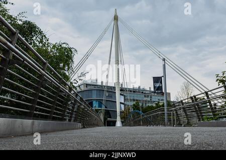 Fußgängerbrücke der Universität Northumbria über die zentrale Autobahn im Stadtzentrum Stockfoto