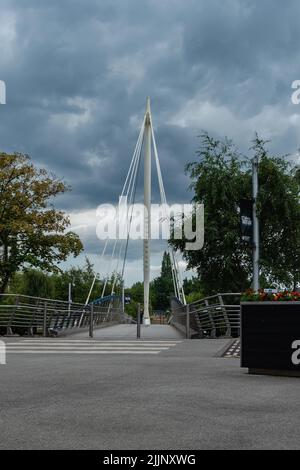 Fußgängerbrücke der Universität Northumbria über die zentrale Autobahn im Stadtzentrum Stockfoto