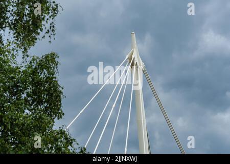 Fußgängerbrücke der Universität Northumbria über die zentrale Autobahn im Stadtzentrum Stockfoto