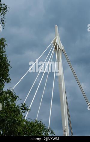 Fußgängerbrücke der Universität Northumbria über die zentrale Autobahn im Stadtzentrum Stockfoto