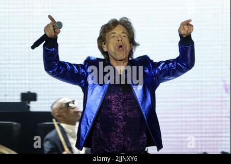 Gelsenkirchen, Deutschland. 27.. Juli 2022. Sänger Mick Jagger ist während eines Rolling Stones Konzerts in der Veltins Arena auf der Bühne. Quelle: Henning Kaiser/dpa/Alamy Live News Stockfoto