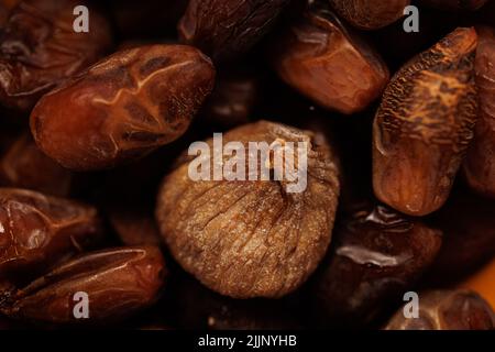 Eine Nahaufnahme des Haufens getrockneter Früchte. Abb., getrocknete Datteln. Stockfoto
