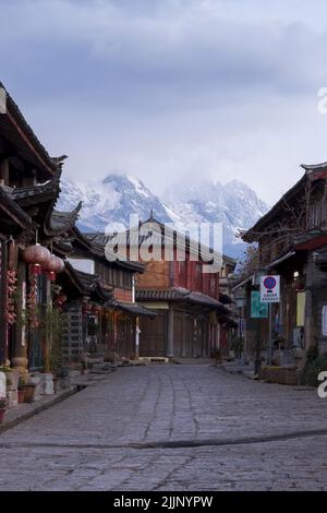 Die alte Stadt Baisha in Lijiang, Provinz Yunnan, China, im Hintergrund der Yulong-Schneeberg Stockfoto