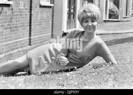 LULU Scottish Popsängerin in ihrem Londoner Zuhause im August 1966. Foto: Tony Gale Stockfoto