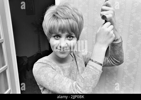 LULU Scottish Popsängerin in ihrem Londoner Zuhause im August 1966. Foto: Tony Gale Stockfoto