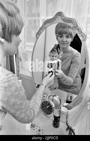 LULU Scottish Popsängerin in ihrem Londoner Zuhause im August 1966. Foto: Tony Gale Stockfoto