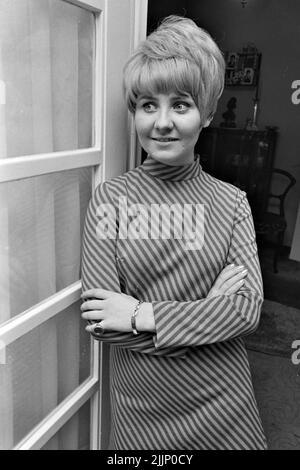 LULU Scottish Popsängerin in ihrem Londoner Zuhause im August 1966. Foto: Tony Gale Stockfoto