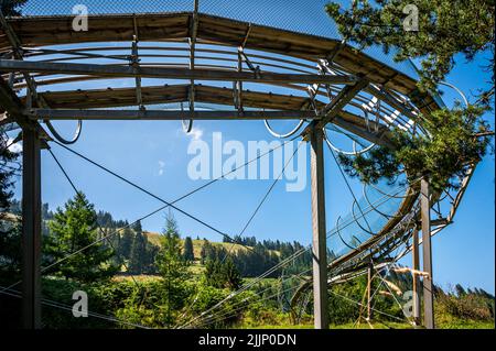 Sommerrodeln in der Schweiz. Run Strobl aus Edelstahl. Vergnügungspark und Attraktionen. Stockfoto