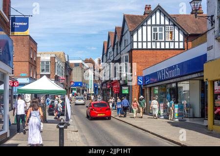 Geschäfte und Marktstand, South Street, Bishop's Stortford, Hertfordshire, England, Vereinigtes Königreich Stockfoto