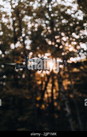 Nahaufnahme der vertikalen Aufnahme einer fliegenden DJI Air2s-Drohne in der Wildnis außerhalb von Boston Stockfoto