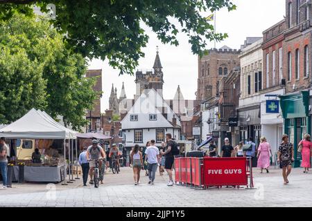 Marktplatz von der St Peter's Street, St Albans, Hertfordshire, England, Großbritannien Stockfoto