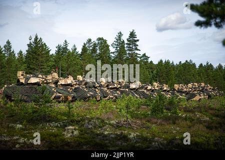 US-Soldaten zugewiesen 4. Squadron, 10. Kavallerie-Regiment, 3. Panzerbrigade Combat Team, 4. Infanterie-Division führen Wartung auf ihre M2A3 Bradley Kampffahrzeuge in Vorbereitung auf Übung Vigilant Fox gehalten in Niinisalo, Finnland, 25. Juli 2022. Das Kampfteam der Panzerbrigade 3., die Infanteriedivision 4. und Einheiten der finnischen Armee begannen in Finnland mit Sommertrainings, um die Beziehungen zu stärken und die Interoperabilität zwischen den beiden Nationen zu fördern. (USA Foto der Armee-Nationalgarde von Sgt. Agustín Montañez) Stockfoto