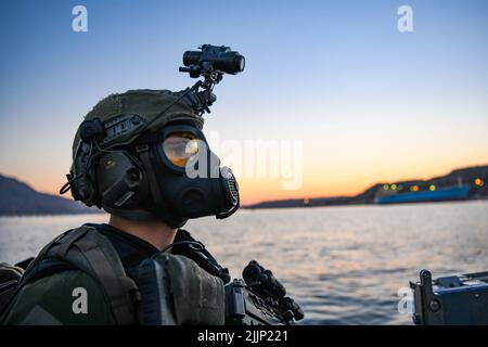 UNTERSTÜTZUNG DER MARINE SOUDA BAY, Griechenland (21. Juli 2022) – Eine schwedische Marine mit 4. Marine-Regiment, schwedisches Amphibienkorps bereitet sich auf einen Besuch, ein Board, eine Durchsuchung und eine Beschlagnahmung während der TYR 22 im NATO Maritime Interdiction Operational Training Center (NMIOTC) in Souda Bay, Griechenland, 21. Juli 2022 vor. TYR 22 ist eine maritime Interdiktionsübung, die bei NMIOTC durchgeführt wird und die schwedische Marine, US-Marine und Kampfkommandantinnen der US-Marine zusammenbringt, um die operativen Kapazitäten, Fähigkeiten und Interoperabilität der US- und NATO-Partner zu verbessern. (USA Navy Foto von Mass communicati Stockfoto